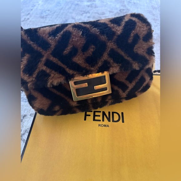 Fendi Baguette Mini shearling sheepskin bag - Picture 7 of 12